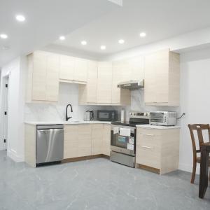 5003R New Luxury Walkout Suite Near Calgary University