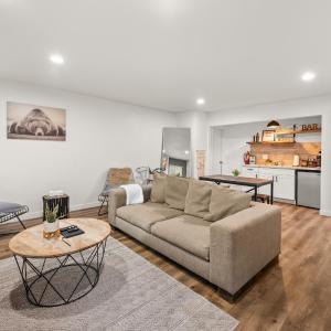Cozy Knight Cabin - AC! Walk to Lake and Village