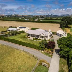 Walk to wineries - large home