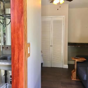 Garden View Cozy Studio unit WIFI single bed, kitchenette full Bathroom very private