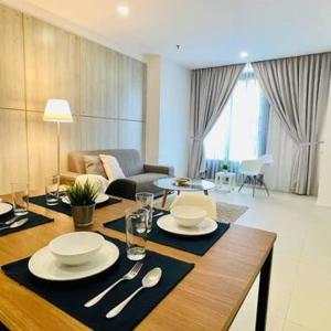 Max 5pax, Muji Style Apartment Arcoris Mont Kiara