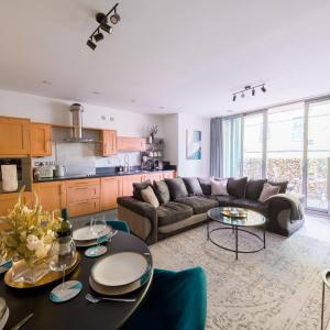 Spacious 2 Bed 2 Bath Apartment with Balcony - Birmingham City Centre