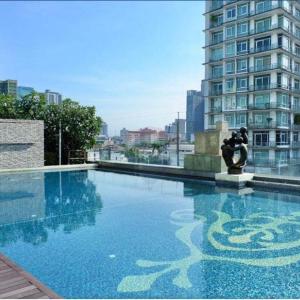 Luxury Condo with Swimming Pool, Fast Wifi, 711, Big Room, Jacuzzi
