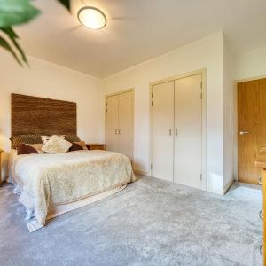 Lovely 2 bed Water Front Apartment