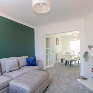 6 Newbridge Gardens
