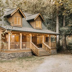 Glacier Springs Cabin 89 Cedar and Log Cabin close to skiing and hiking