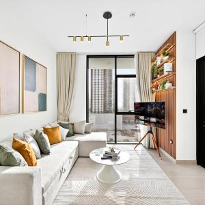 Modern 2BR with King Bed, Gym & Pool Access