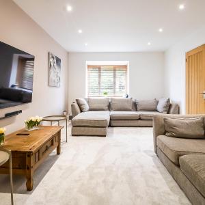 Beautiful and Cosy 4-bed Home in Milton Keynes by Renzo, Driveway, Close to M1