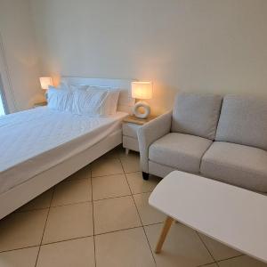 DRUVYA HOLIDAY HOMES, Marina Diamond 1, Close to Sobha Realty Metro 3 min walkable