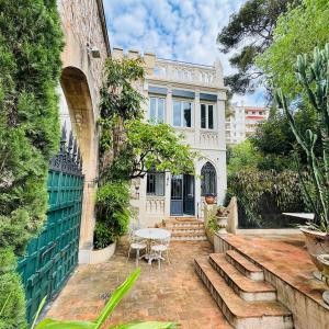 Rooftop villa, city center, beach access