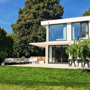 Elegant Luxury Villa with Large Garden, Near Beach & City