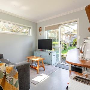 Modern Garden Cottage with Private Outdoor Area - New Lynn