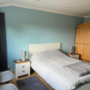 Studio- Sleeps 2- Free WiFi- Luxury Shower