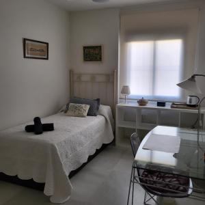 Habitación agradable con baño individual