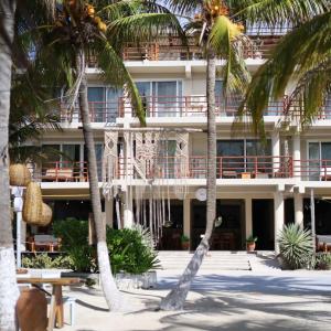 Noah Beach Hotel & Suites