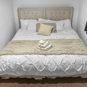 Comfy riverside double room in Manchester with breakfast included