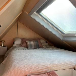 Beautiful French-Designed Tiny Home-Te Mata Peak Views