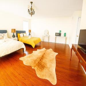 Markham luxurious Private King Master bedroom