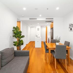 Modern 2Br Ground Level City Retreat with Parking