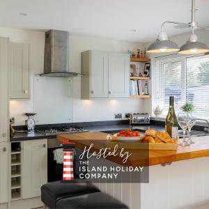 Pebble Beach - Modern Dog-Friendly Bungalow, Short Walk to Bembridge Beach