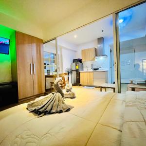 Azure Pool View with Balcony, WiFi and Netflix