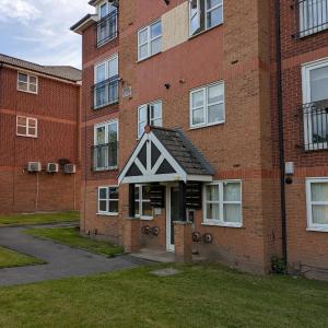 Comfortable and Peaceful 2 Bedroom Flat with Shared Bathroom and Kitchen Close to Manchester Airport