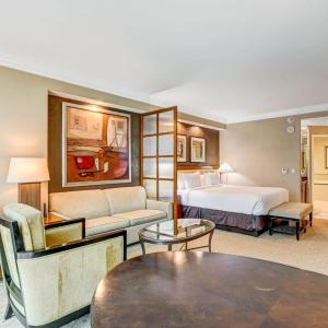 Beautiful Strip View Studio w Balcony 02807