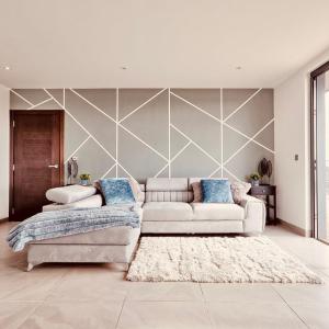 2 Bed 2 Bath Penthouse in Chelmsford City Centre with Free Parking ideal for long stays and Contractors - sleeps 6