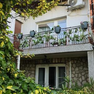 Digital nomad, 80 sqm, Milenium Cross view,free park,16 min by walk to center, quiet nbhd