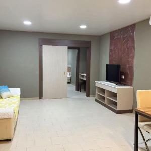 Modern Stay Near Airport & Dining