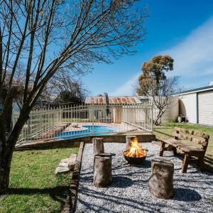 Madeira Cottage - Country Comfort with Pool and Spa