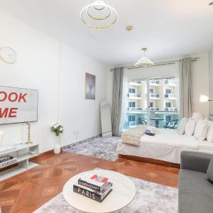 StayShort - Sleek Studio in Production City - Sleeps 4