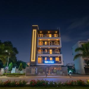 FabHotel Kiara- 400 meters from Medanta hospital