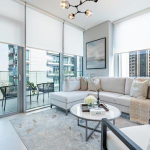 High-Floor Seaview 2BR with Dubai Water Canal Panorama, Steps from Metro and Marina Beach, LIV Marina, Dubai Marina by Deluxe Holiday Homes