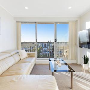 City Vista Apt with Views - Pool and Gym