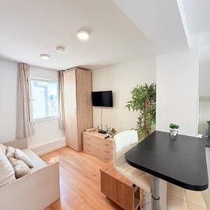 Centre Town Modern Apartment