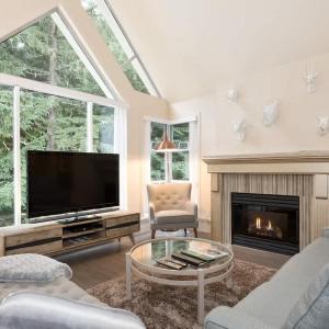 Woodrun Lodge 616 | Stylish Top Floor Ski-In & Out Condo by Upper Village w/ Hot Tub, Pool, Parking
