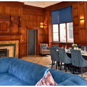 16 Queen Avenue Collection by Happy Days