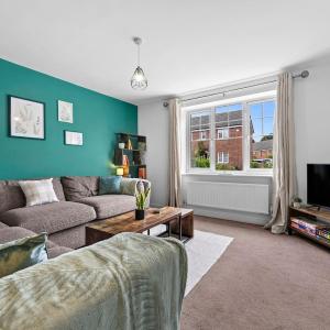 Spacious 4-Bed House, Super King Beds, Drive Parking & Fast WiFi, Near City Centre