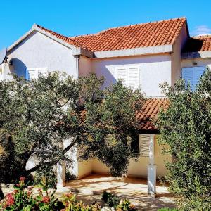 Apartments with swimming pool Mavarstica, Ciovo - 2053