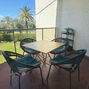 Studio lumineux, terrasse, clim, parking, centre ville