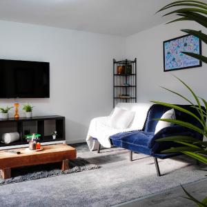 Modern 2 BR With Parking and Sleeps 6, near City Centre