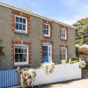 Trevethen Cottage - Free Parking and WiFi - Close to Beach