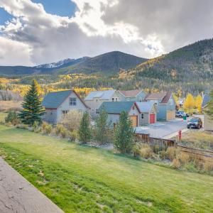 Walkable Frisco Condo Mtn Views and Shared Hot Tub!