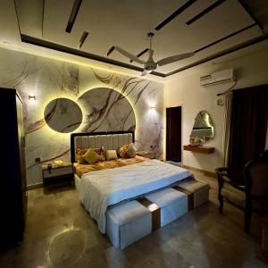 4BHK Bathtub,Ntflx,AC 50inch Lcd Gulshan luckyone central