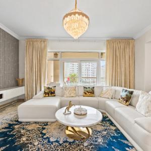 2BDR Luxury Apartment in Palm