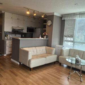 Cozy Private Room A in Vibrant Vancouver with share living space