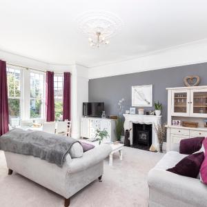Luxury garden flat, 2-min walk to beach + parking