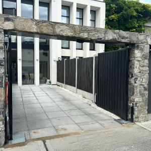 2-Bed Townhouse with Garden and Private Parking in D04