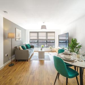 Modern 2-bed central Swindon flat, 1 free parking